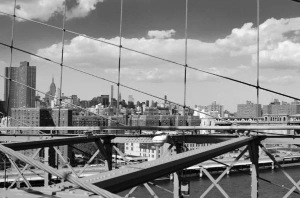 Vista del horizonte de Manhattan desde el puente de Brooklyn en blanco y negro — Foto de Stock