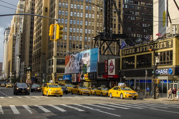 New york-settembre 2016: die legendären gelben taxis von new york — Stockfoto