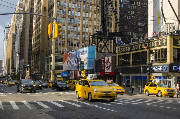 New York Settembre 2016: I mitici taxi gialli di New York — Foto Stock