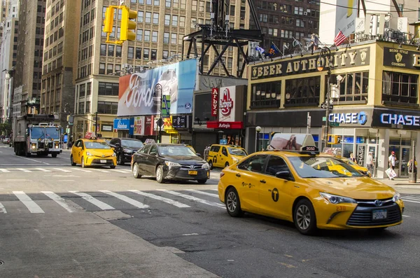 New York - Settembre 2016: De legendarische gele cabines van New York — Stockfoto