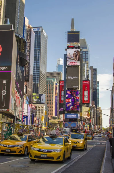 New York - Eylül 2016: Efsanevi sarı taksileri New York