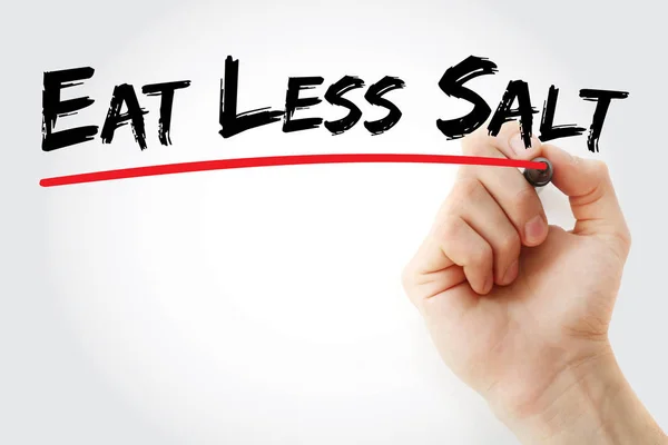 Ruční psaní jíst méně soli se značkou — Stock fotografie