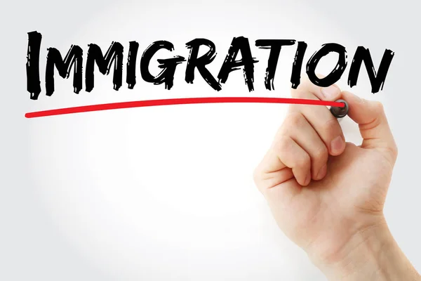 Hand schrijven van immigratie met marker — Stockfoto