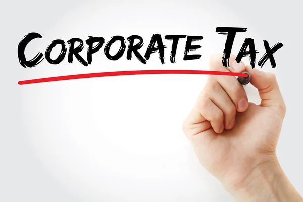Hand skriva Corporate skatt med markör — Stockfoto