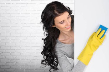 Temizlikçi kadın gösteren işareti poster