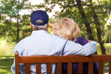 Mutlu yaşlı çift. 