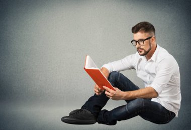 adam bir kitap okuma