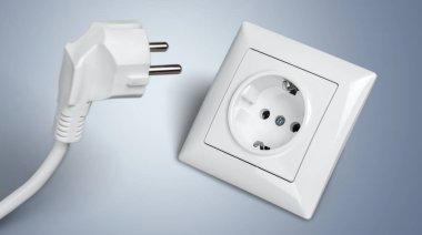 beyaz elektrik fişi elektrik prizine içinde 