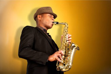 Saksafonla oynayan adam