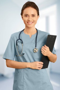 çekici genç kadın doktor