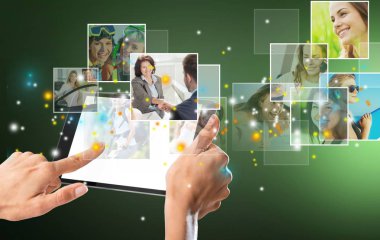 Dijital tablet tutan kadın 