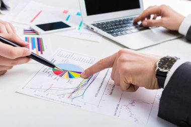 İşadamları grafiklerle çalışma