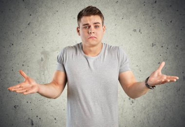 Genç adam omuzlarında shrugging