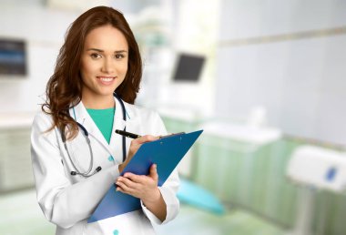 çekici genç kadın doktor