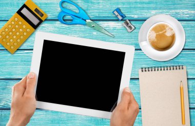 erkek elinde tutan bir tablet pc