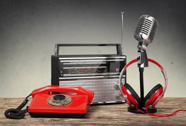 Retro tarzı mikrofon ve kulaklıklar 