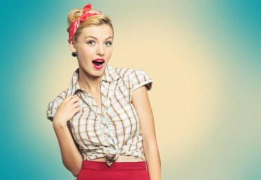 pin-up makyaj kadınla 