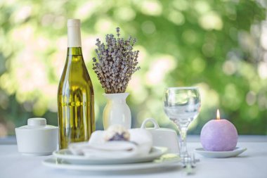 Beyaz yemekler ve şarap şişesi ile tablo