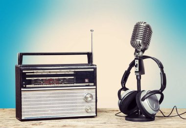 Retro tarzı mikrofon ve kulaklıklar 