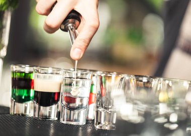 içki dökülen barmen kokteyller vurdu