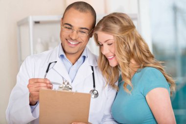 Erkek Doktor Kadın Hastayla Konuşuyor 