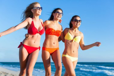 genç kadın deniz kıyısında yürüyüş 