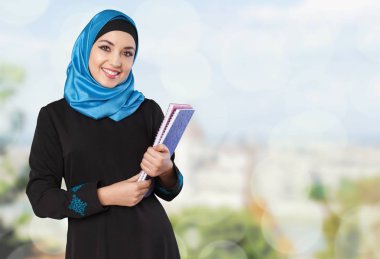  Genç Müslüman kadın defter ile