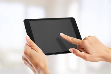 Dijital tablet tutan kadın