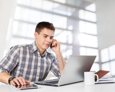 Mutlu genç adam onun laptop İnşaat