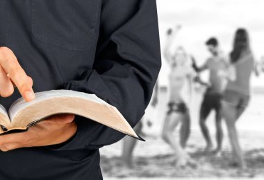 Adam eski ağır kitap okumak