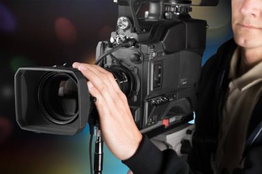 Kameraman ile onun fotoğraf makinesi  