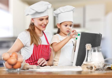 kız ve annesi birlikte pişirme 