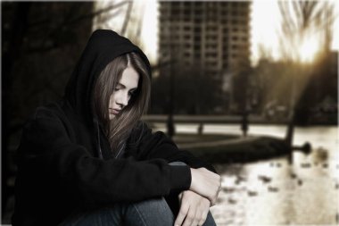 genç bir kadın ağlıyor 