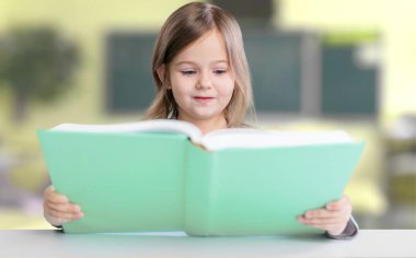  Genç kız kitap okuyor.