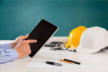 Dijital tablet tutan işadamı