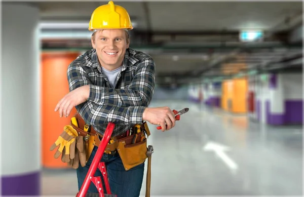 Mannelijke werknemer met gereedschap riem — Stockfoto