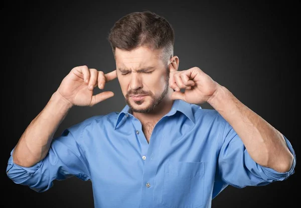 Homme couvre ses oreilles avec ses mains — Photo