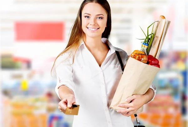 Vrouw met kar winkelen — Stockfoto