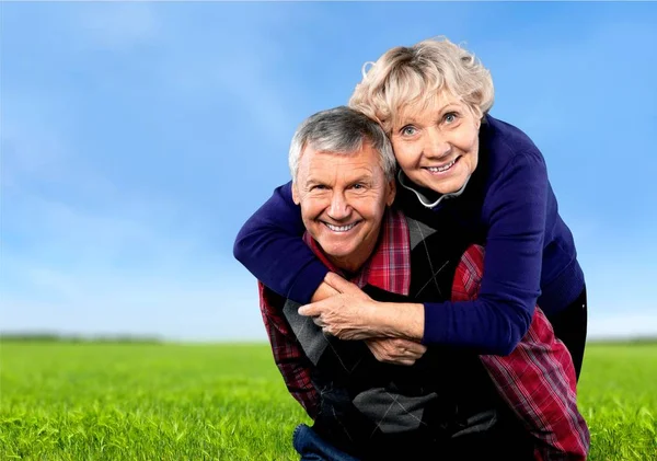 Щаслива старша пара посміхається — стокове фото