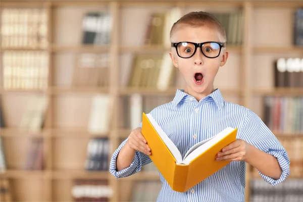 Mladý chlapec čtení kniha — Stock fotografie