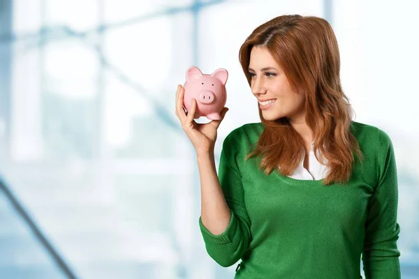 Vrouw bedrijf piggy bank — Stockfoto