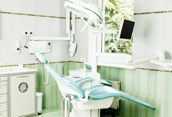 Cadeira de dentista no armário — Fotografia de Stock