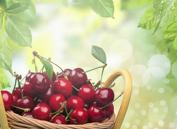 Cerezas rojas sobre fondo — Foto de Stock