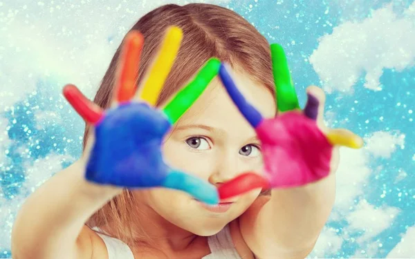 Niña con manos pintadas de colores —  Fotos de Stock