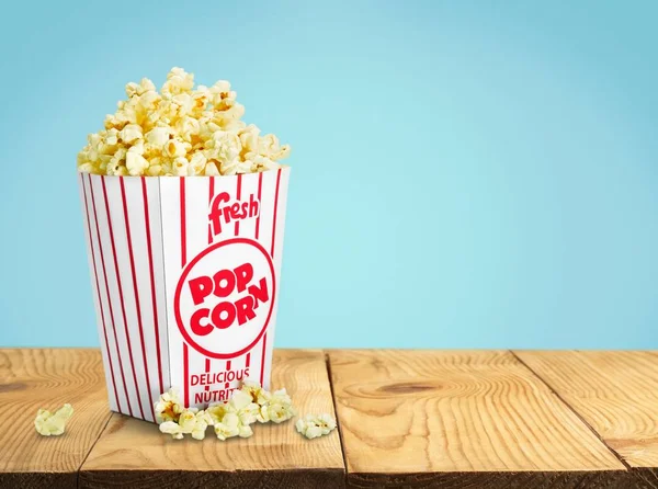 Popcorn-Essen im Karton — Stockfoto