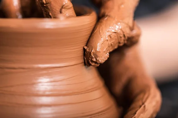 Mãos de oleiro fazendo panela de barro — Fotografia de Stock