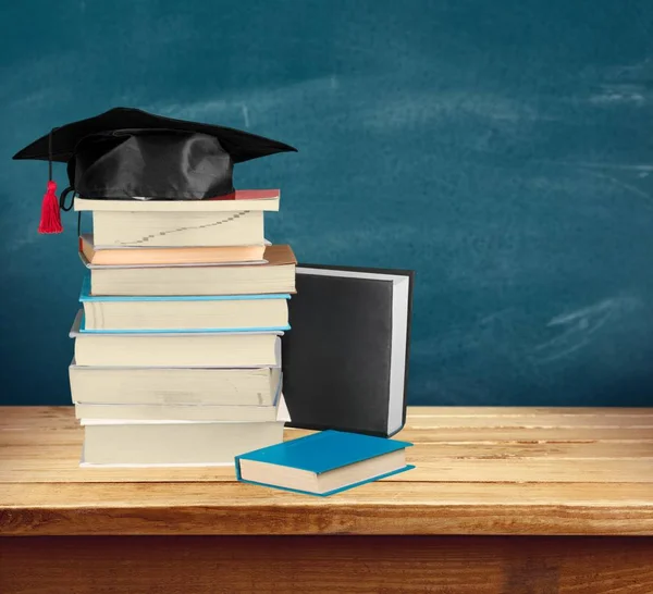 Mortero de graduación en la pila de libros — Foto de Stock