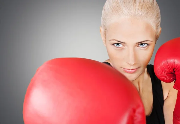 Attraktiv kvinna i boxning handskar — Stockfoto
