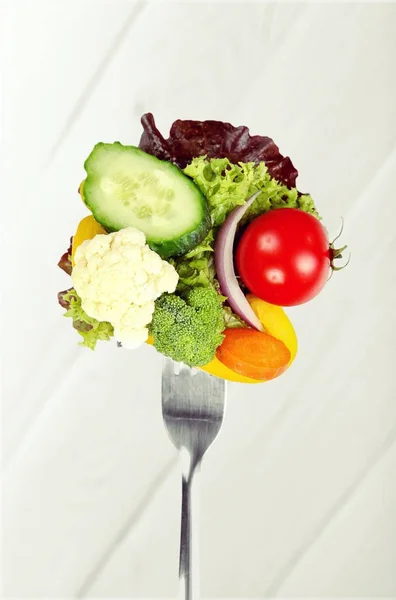 Verdure fresche crude su forchetta — Foto Stock