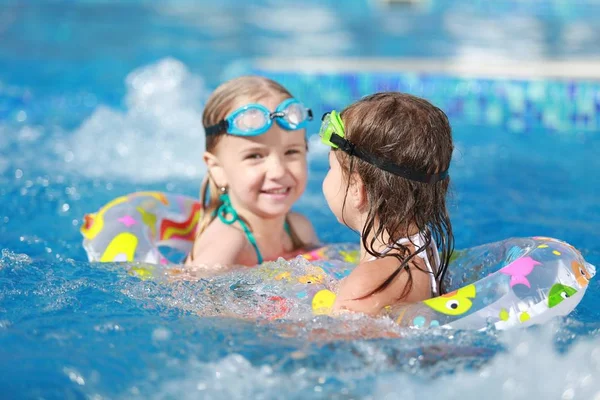 Meninas se divertindo na piscina . — Fotografia de Stock